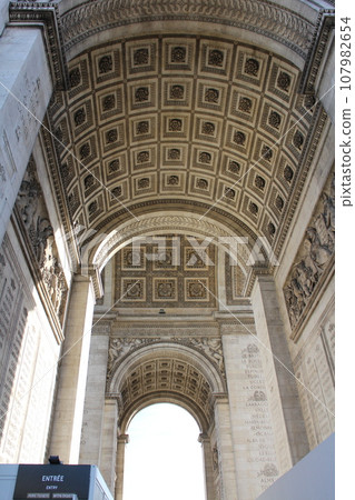 Sculpture of the Arc de Triomphe in Paris, France 107982654