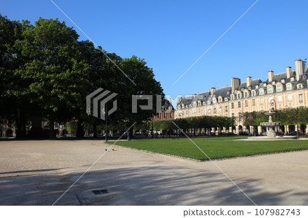 France Paris Place des Vosges 107982743