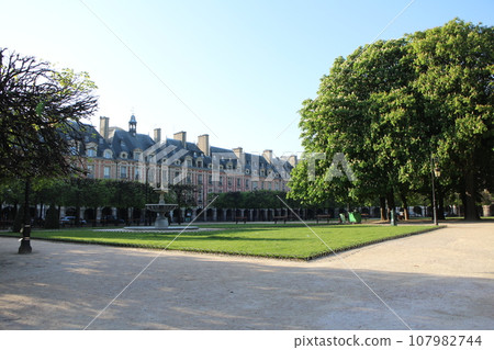 France Paris Place des Vosges 107982744