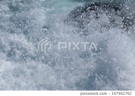 海浪拍打著濺起的水花 107982762