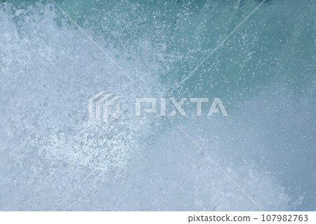 海浪拍打著濺起的水花 海浪拍打著濺起的水花 107982763
