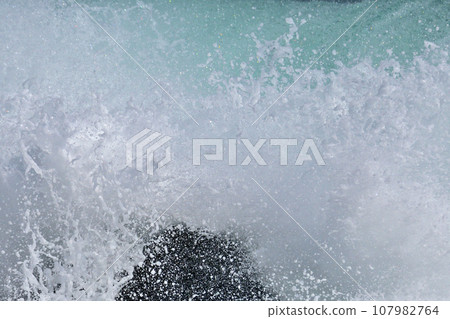 海浪拍打著濺起的水花 海浪拍打著濺起的水花 107982764
