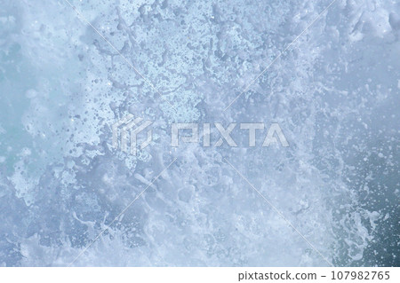 海浪拍打著濺起的水花 海浪拍打著濺起的水花 107982765