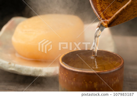 Boiled radish, Japanese sake 107983187