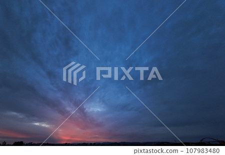 秋日黎明的天空與紅雲，超廣角，基於天空，231014am 107983480