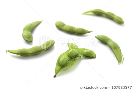 Peeled edamame close-up white background 107983577