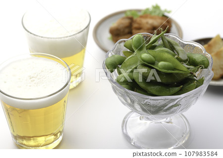 Edamame and beer in a transparent bowl As an accompaniment to alcohol (snacks for alcohol) Boiled edamame with salt Beans Edamame White Edamame and beer in a transparent bowl As an accompaniment to alcohol (snacks for alcohol) Boiled edamame with salt Beans Edamame White 107983584