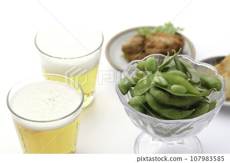 Edamame and beer in a transparent bowl As an accompaniment to alcohol (snacks for alcohol) Boiled edamame with salt Beans Edamame White 107983585
