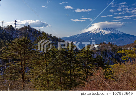 從光峠/大塚山看到雲霧繚繞的富士山和海雲山 107983649