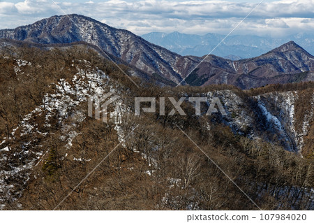 Mt. Misakakuro and Mt. Shakagatake in winter seen from Seihachizan 107984020