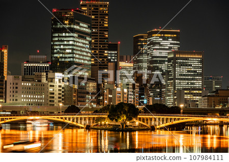 中之島公園天神橋大阪大廈街夜景 中之島公園天神橋大阪大廈街夜景 107984111