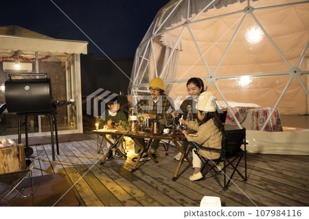 一家人在豪華露營設施吃晚餐的圖片 107984116