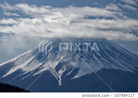 從本社伽丸看到雲霧繚繞的富士山 從本社伽丸看到雲霧繚繞的富士山 107984117