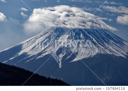 從本社伽丸看到雲霧繚繞的富士山 從本社伽丸看到雲霧繚繞的富士山 107984118