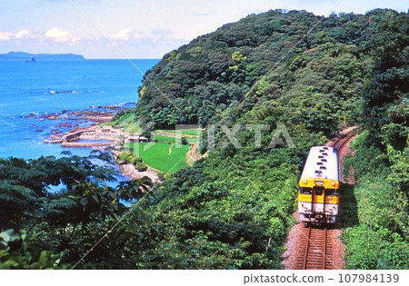 Kiha 45系列柴油列車，背後是日本海 107984139