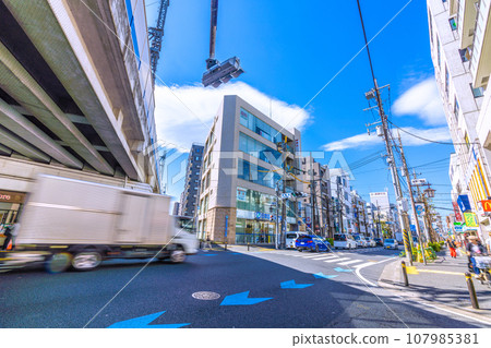 Kawasaki cityscape in Japan, overlooking Tokyu Corporation Takatsu Station and the "Takatsu Station" intersection. There is a lot of traffic such as trucks. 107985381