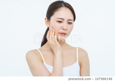 Beauty image women in their 30s 107986146