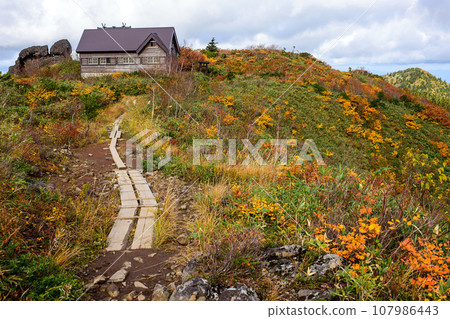 秋田縣森吉山、山間小屋和頂石的壯麗秋景 秋田縣森吉山、山間小屋和頂石的壯麗秋景 107986443