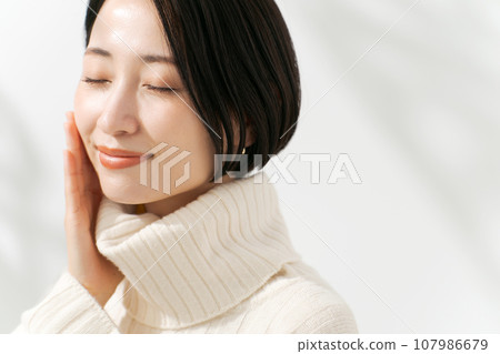 白色針織衫的女人 白色針織衫的女人 107986679