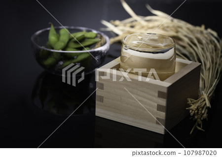 一杯清酒中的高品質日本清酒、冷清酒（黑色背景）和毛豆作為清酒的佐餐。 107987020