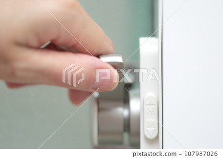 女人的手解鎖和關閉窗戶 107987026