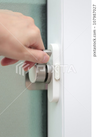 女人的手解鎖和關閉窗戶 女人的手解鎖和關閉窗戶 107987027