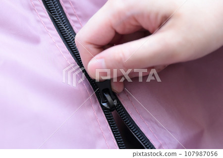 女人的手打開和關閉蓋子拉鍊 107987056