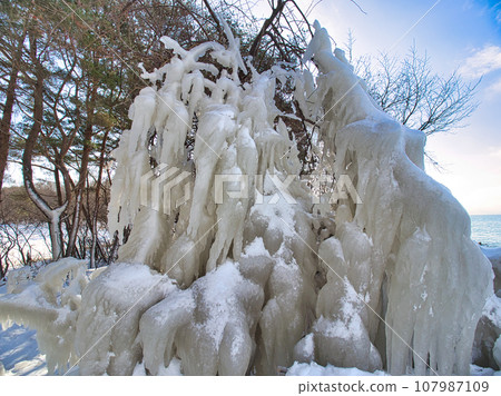 Splashing ice at Lake Inawashiro, Inawashiro Town, Yama District, Fukushima Prefecture Splashing ice at Lake Inawashiro, Inawashiro Town, Yama District, Fukushima Prefecture 107987109