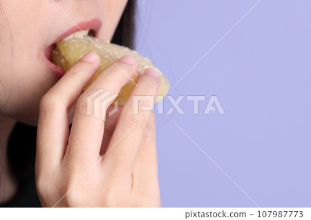 Hand with Fruit Hand with Fruit 107987773