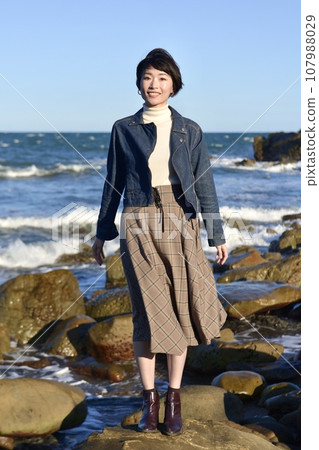年輕女子在海灘上擺姿勢 107988029