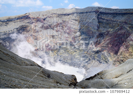 引發噴發的阿蘇山火山口 107989412
