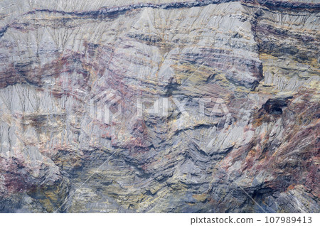 阿蘇山火山口的地層 107989413