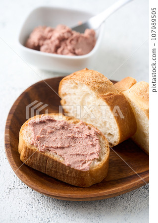 牛肝醬塗在法國麵包上 107989505