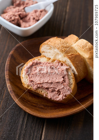 牛肝醬塗在法國麵包上 107989725