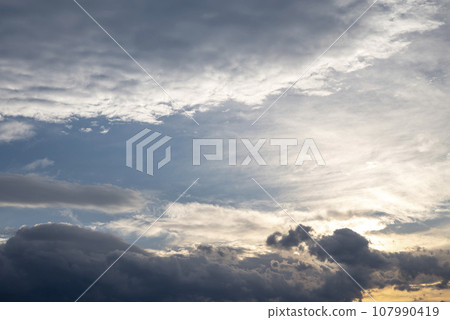 Autumn sunset sky image [Kanagawa Prefecture] 107990419