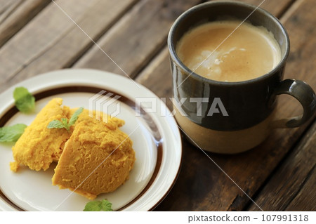 Homemade baked pumpkin pudding and cafe au lait 107991318