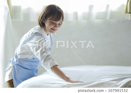 整理床舖的可愛女人 107991532