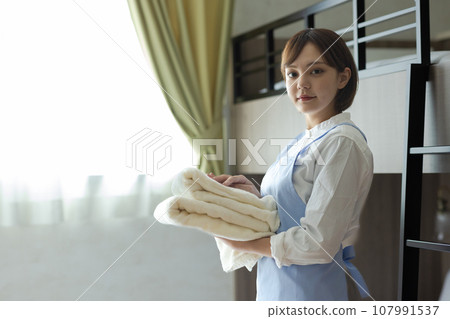 整理床舖的可愛女人 107991537