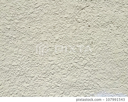 Old and deteriorated white mortar wall 107991543