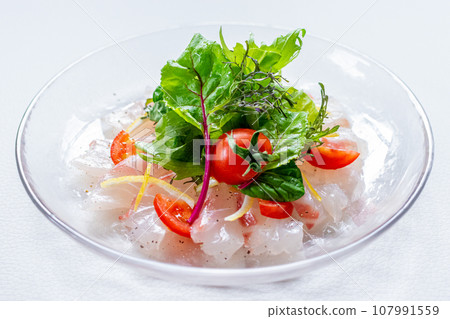 紅鯛魚和嫩葉生牛肉片 紅鯛魚和嫩葉生牛肉片 107991559