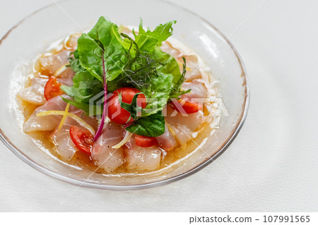 紅鯛魚和嫩葉生牛肉片 107991565