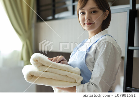 整理床舖的可愛女人 107991581