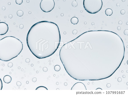 漂浮在白色背景上的水滴 漂浮在白色背景上的水滴 107991687