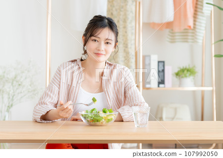 吃沙拉的一個少婦 吃沙拉的一個少婦 107992050