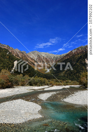 Kamikochi in autumn, Hotaka mountain range and Yodo River Kamikochi in autumn, Hotaka mountain range and Yodo River 107992102