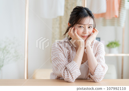 年輕女性的美麗 年輕女性的美麗 107992110