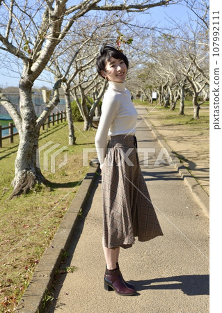 擺在公園裡的年輕女子 107992111