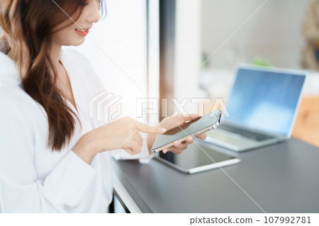 business owner or Asian male marketers are using business phones in office work. 107992781