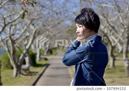 擺在公園裡的年輕女子 107994152