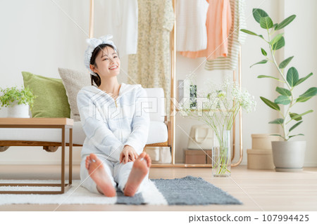 年輕女子在房間裡放鬆 年輕女子在房間裡放鬆 107994425